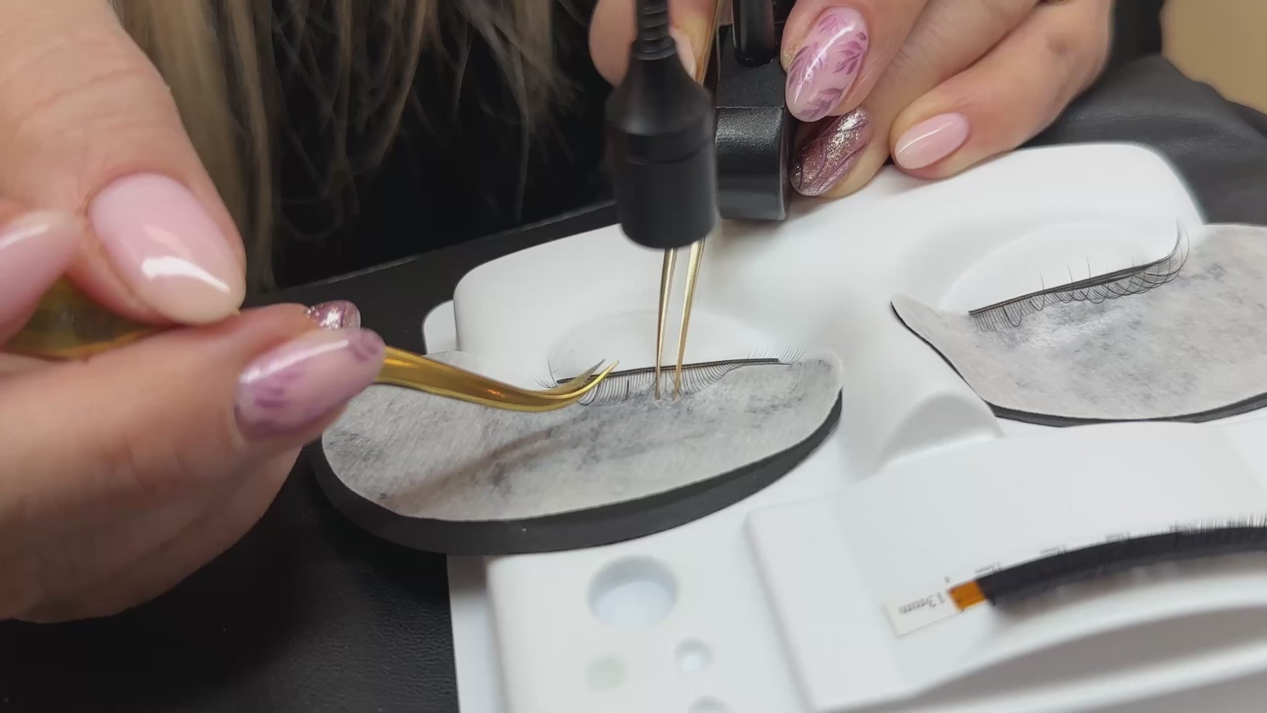 Load video: Püre Luma Aura™ UV Lash Tweezer Light