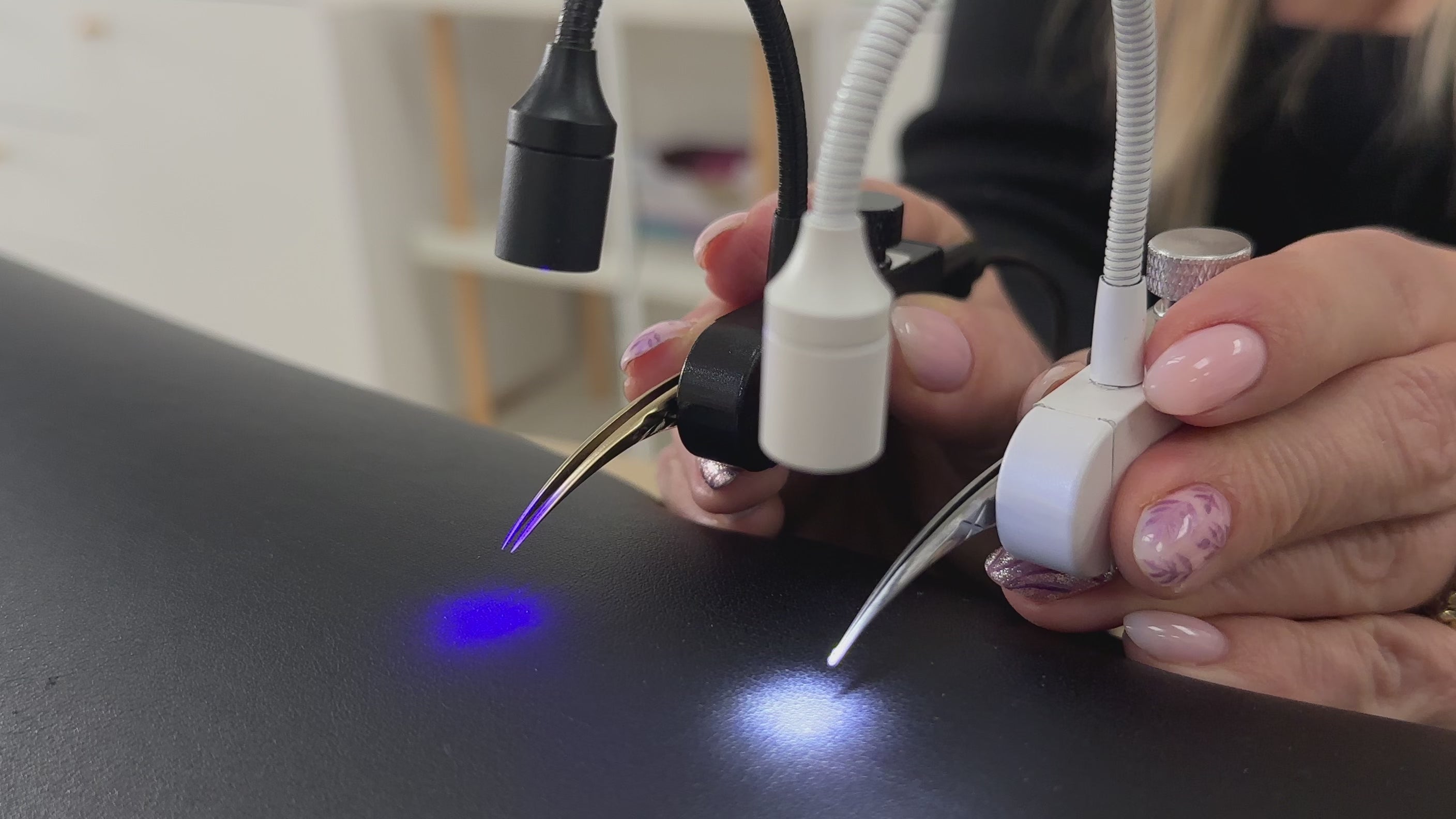 Load video: Püre Luma Aura™ UV Lash Tweezer Light