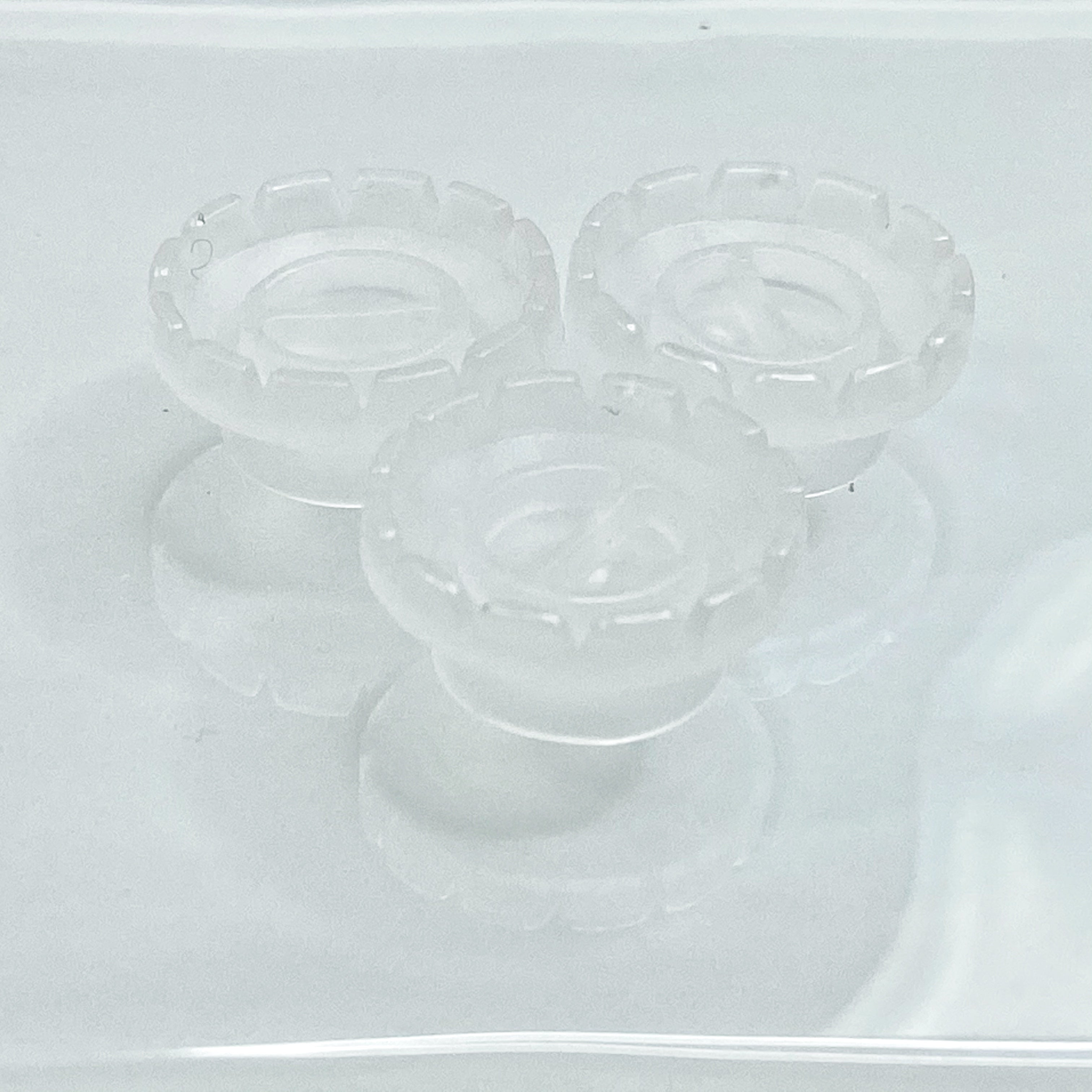 Blooming lash cups for volume and mega volume fan making – 100 disposable sunflower-shaped adhesive cups for lash artists